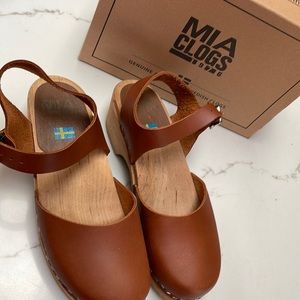 Mia Swedish leather clogs in size 38, 7.5.